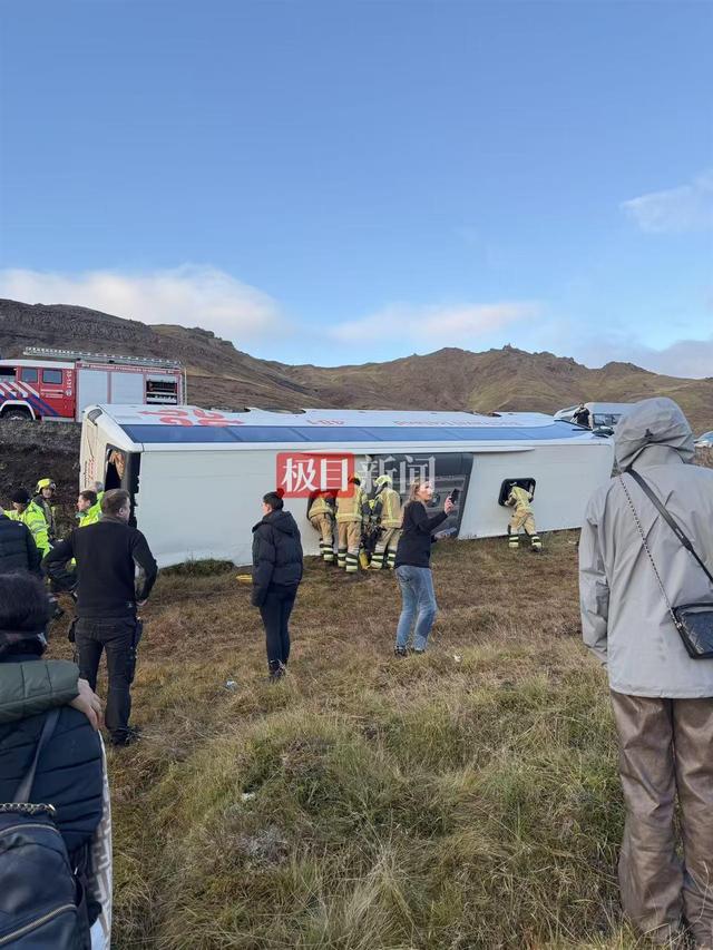 冰岛大巴侧翻 车上一半是中国游客