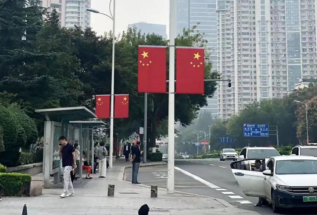 庆盛世华诞，青岛举行升旗仪式