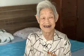她忘记了很多事，唯独没有忘记爱我们图片