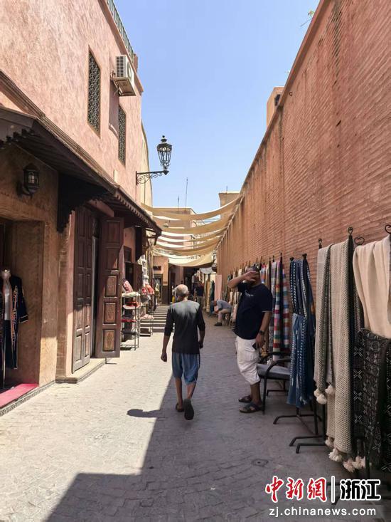 赭红与钴蓝：一座城的灵魂栖居