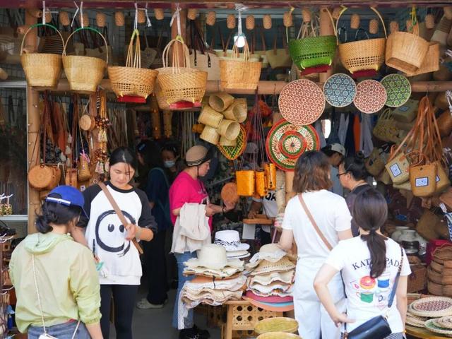 芒市丙午街竹编店搭上文旅“快车”