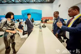 能说三种语言 机器人志愿者“小柒”成新闻中心明星图片