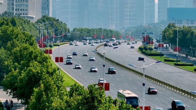 后来我走过了很多路，再没见过经十路那样的路