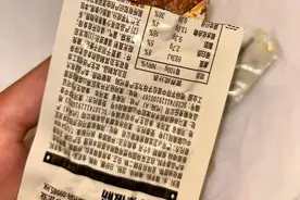 消费者称在卫龙中吃出异物 卫龙客服回应图片