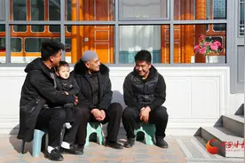 感恩铭记 积石新貌｜笑脸洋溢新生活 兄弟携手重建新家园图片