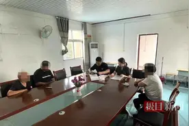 两名高龄老人为一个雨棚闹上法庭，法官耐心化解纠纷图片