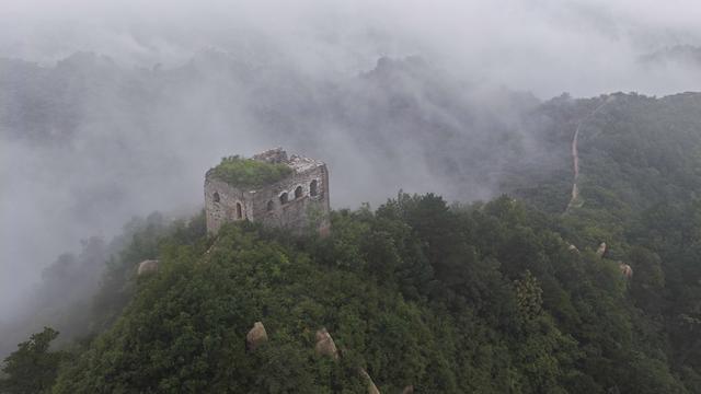 河北遵化：烟雨长城美如画