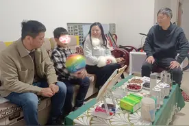 收到校长伯伯的新年礼物，这群特需孩子好开心图片