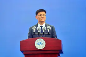 桂海潮为北航新生送寄语，“今天的努力成就不远的将来”图片