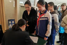 身份证办理走进乌鲁木齐校园 邮政助力快速送达图片