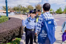 上海迪士尼迎大客流，警方在园内设置“走失儿童认领处”图片