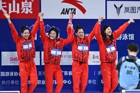 全国游泳冠军赛：浙江寿仙谷队获女子4x100米混合泳接力冠军图片