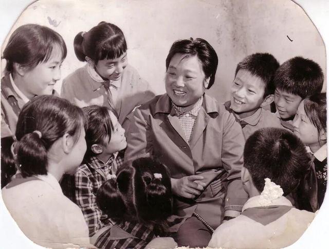 突发讣告，她于昨日逝世，官方社交账号已变黑白