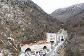 国道351线夹金山隧道主洞贯通图片