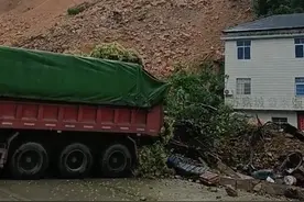 福建上杭县暴雨致道路坍塌、山体滑坡，应急管理局：已前往现场救援图片