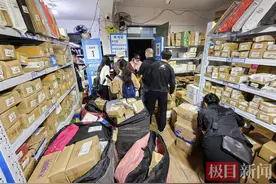 双11快递高峰里，部分代收点试行“收件人自取包裹”图片
