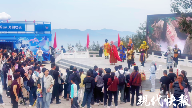 登江苏之巅、赏秋色、品西游！云台山景区假期首日迎来八方客