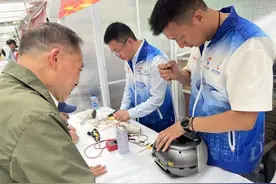 市民伸出大拇指：劳模的手艺就是好！近40位劳模工匠走上街头，为市民们提供各类专业服务图片