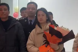 被拐35年男子与兄妹团聚，妹妹送上红围巾：无论遇到什么困难都会陪伴在一起图片