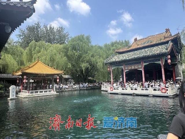 一年四季 泉在济南丨初秋趵突泉畔游人如织 泉城美景引客来
