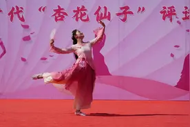 托克逊县：春风拂面杏花开 “杏花仙子”展风采图片