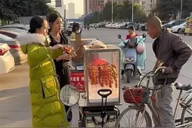 “卖糖葫芦被壮汉威胁”女生重新出摊，邪不能压正就对了！图片