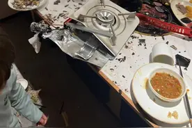 浙江一女子就餐时卡式炉爆开，眼部被烧伤，丈夫：当天是她生日，望餐厅赔偿图片