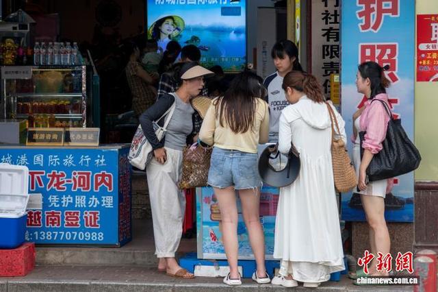 广西东兴暑期旅游热 边关特色吸客