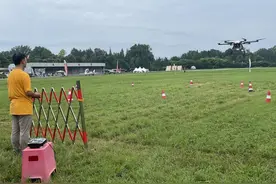 月入十万？无人机“飞手”培训机构报名人数翻番 驾校也“入局”｜封面财经图片