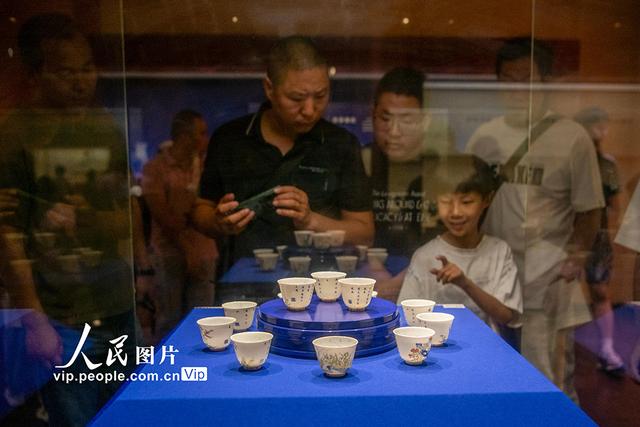 河南开封：博物馆里游客多