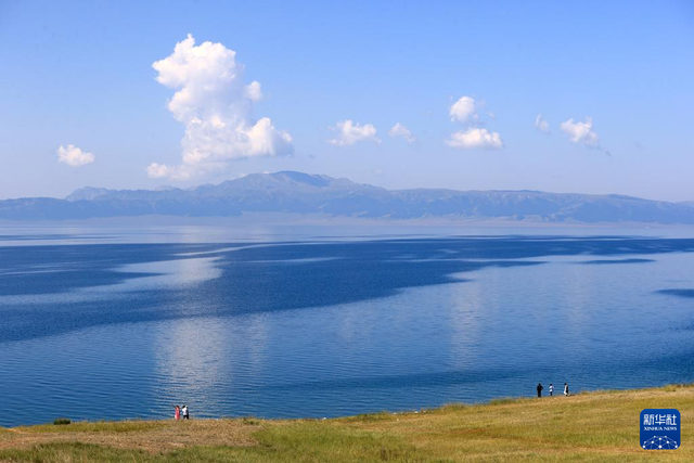 赛里木湖迎来暑期旅游旺季