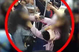 事发北京地铁！就因硌一下，两女子扯发互殴……全被行拘并罚款！图片