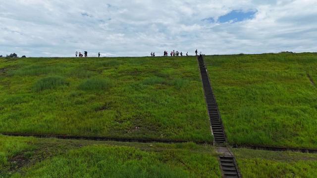 长株潭城际漫游丨夏日徒步法华山：遇见神仙级的“天池”与草原