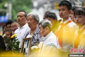 重庆大轰炸幸存者缅怀遇难同胞：历史伤痛一刻未忘图片