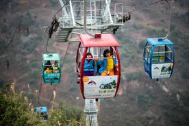 通往崖顶的“云端校车”图片