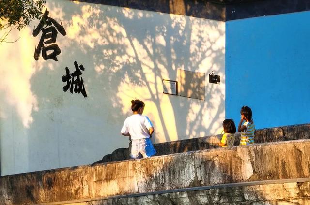 白墙瓦黛、碧水如玉，松江市河风景如画