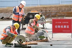 “无论时代条件如何变化，我们始终都要崇尚劳动、尊重劳动者”图片