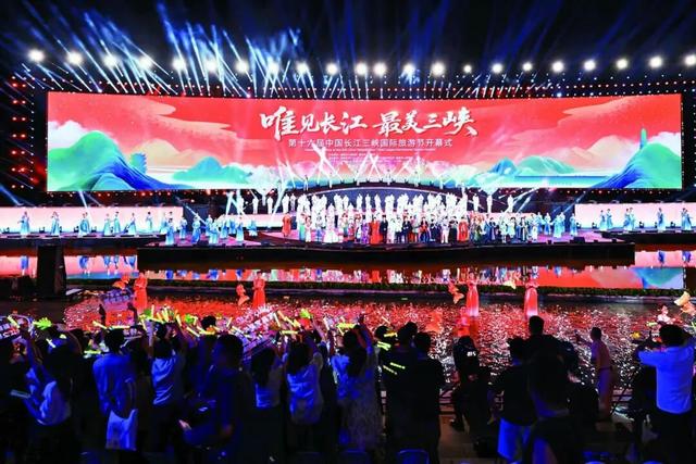 湖北宜昌：峡江风情旺消费
