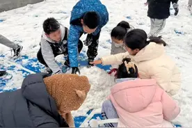 记者快评|体育老师借课带学生打雪仗，童年自由的底色值得守护图片
