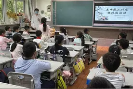 中医文化进校园，萌娃做起强筋健脊操图片
