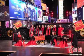 纽约时报广场百万人雨中迎新年图片