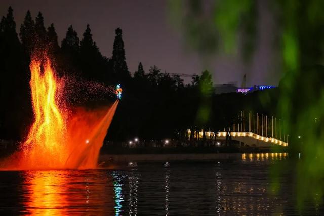 人从众……今夏火出圈！本地居民、全球游客都为静安这里的夜停留丨静安“夜”精彩
