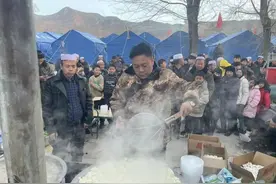 “让受灾群众吃上一口热乎的”，闵行“马大哥”驰援甘肃图片