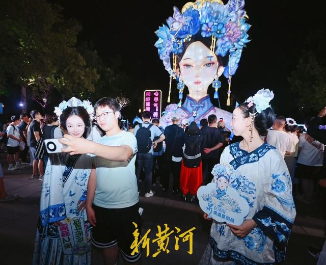 泉城“湖畔雨荷”搬家， 游客纷纷合影留念