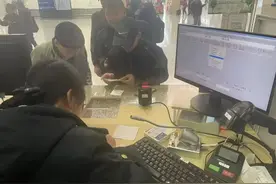 什么情况？老人的车票上多了个“新”图片