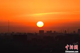 北京：一轮红日从地平线升起图片