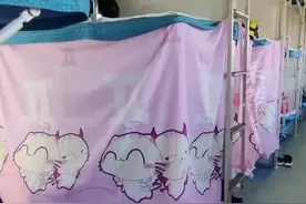 火车卧铺旅客挂床帘引围观 12306回应：可以挂但不能影响其他旅客图片