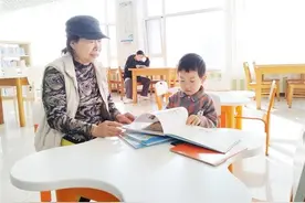手机PK书籍 你帮孩子选择哪一样？图片