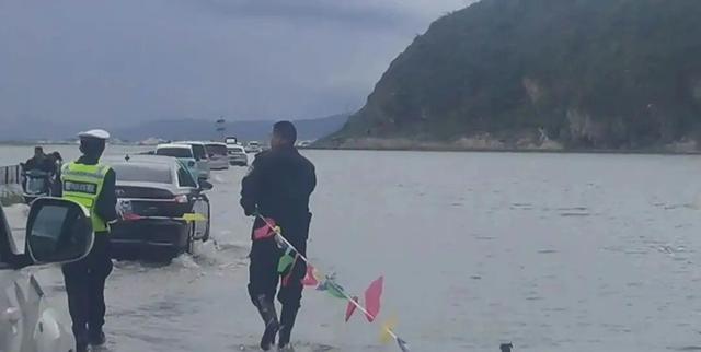 “水上公路”再现，云南交警提醒