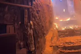 凤凰古城楼房半夜起火已扑灭，当地称系自建房！曾有酒吧失火图片